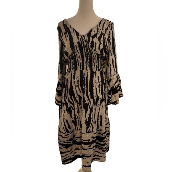 NWOT Knee Length Dress, Shirred Waist V-Neck Bell Sleeve In Black and Gray Small - Picture 2 of 5